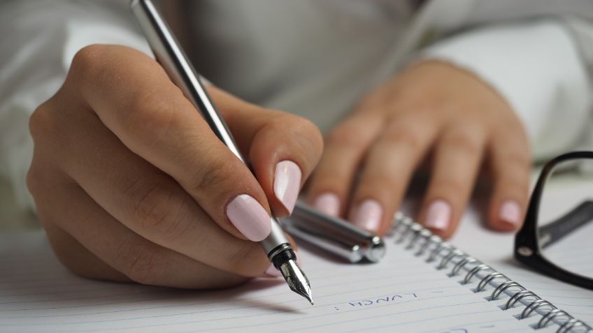 ¿Te pintas las uñas? Estos colores te harán ver más elegante y profesional