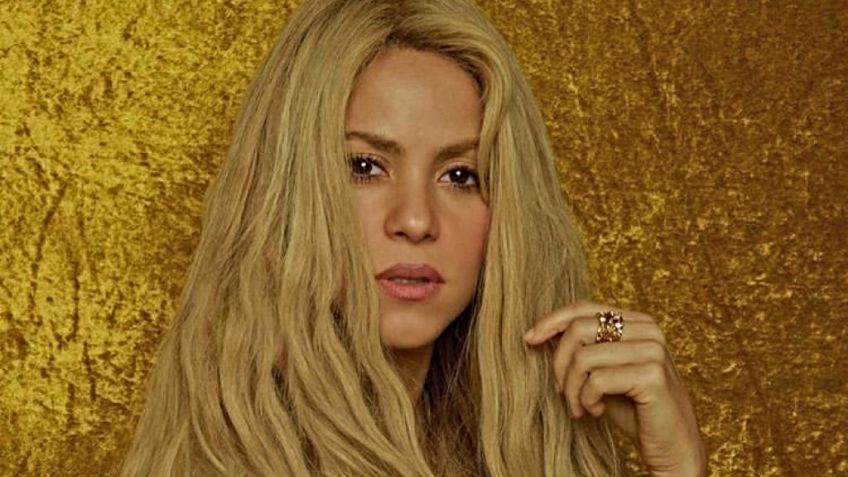 Shakira enciende redes con FOTO cubierta de arena mientras posa en bikini