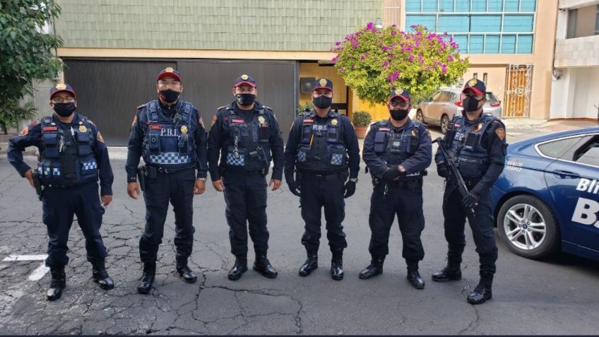 ¡Ejemplo de honestidad! Policías recuperan 100 mil pesos y los devuelven a su dueña