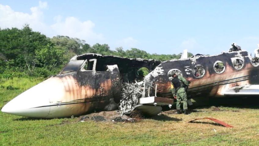 Sedena halla aeronave calcinada en pista clandestina en Mapastepec, Chiapas