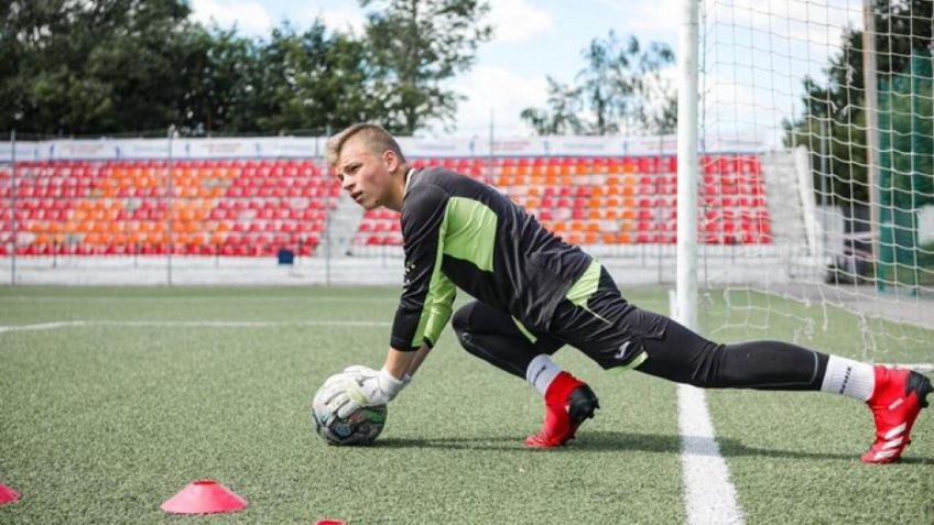 Rayo cae sobre futbolista de 16 años y se encuentra en coma inducido: VIDEO