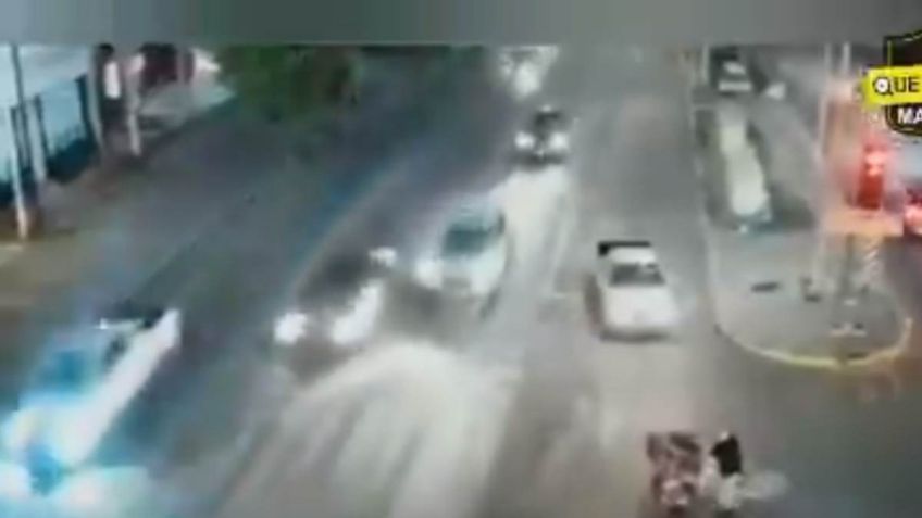 Hombre en triciclo es arrollado por automóvil a máxima velocidad: VIDEO