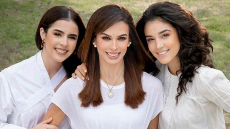 Biby Gaytán y sus dos hijas mayores. Foto: Instagram