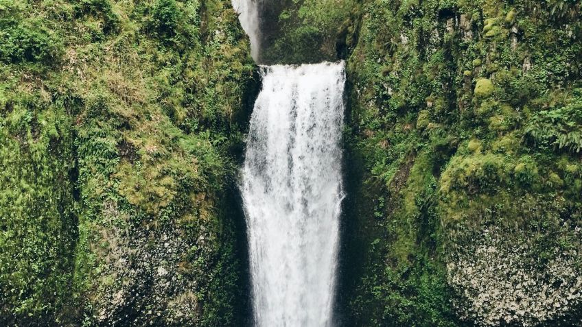 Captan momento en que agua de una cascada fluye hacia arriba: VIDEO VIRAL