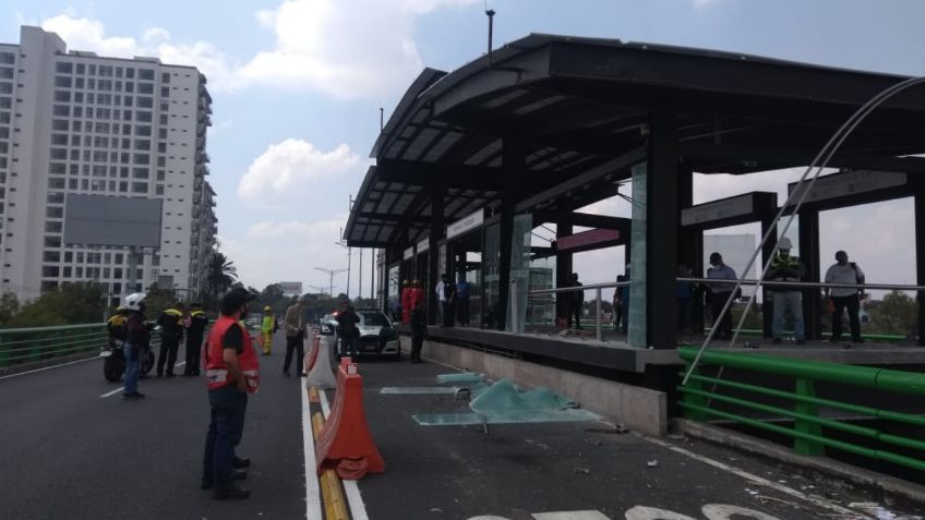 Tráiler choca contra estación de Línea 5 del Metrobús que aún no funciona: FOTOS+VIDEO