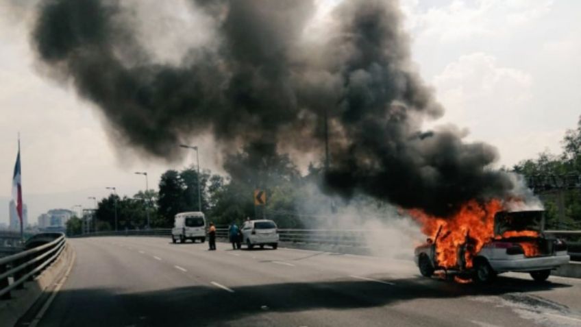 Accidente paraliza Segundo Piso del Periférico; auto se incendia: VIDEOS