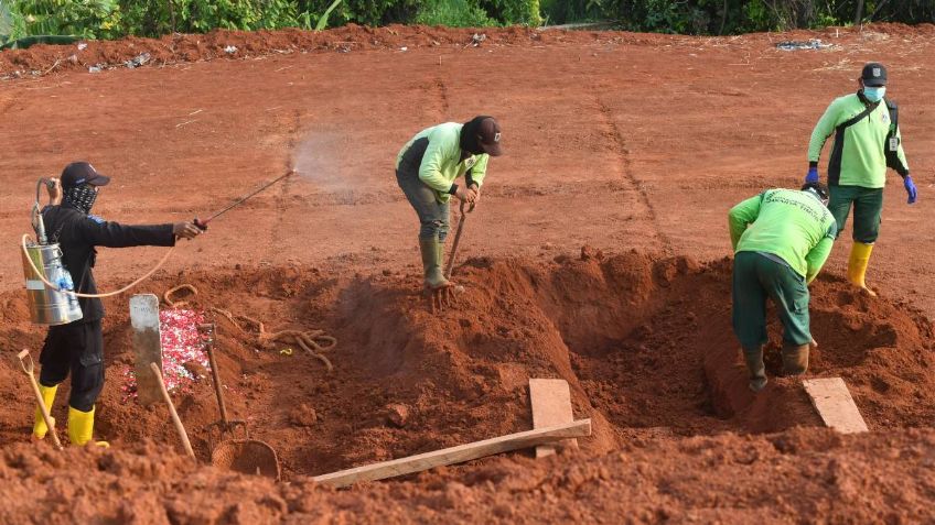 Indonesia: ciudadanos que no usen cubrebocas tendrán que cavar o limpiar tumbas