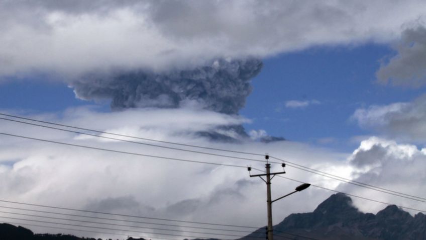 Intensa lluvia de cenizas del volcán Sangay afecta a ciudades en Ecuador: VIDEOS