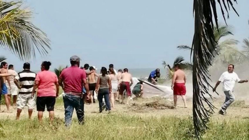 ¡De miedo! Cae aeronave en playa de Veracruz; hay un fallecido