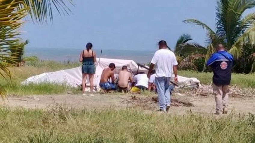 ¡De miedo! Cae aeronave en playa de Veracruz; hay un fallecido