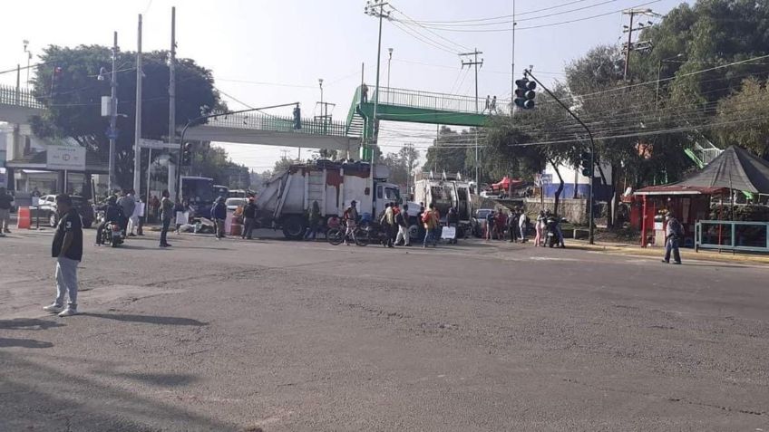 Trabajadores de limpia arman bloqueos en Xochimilco