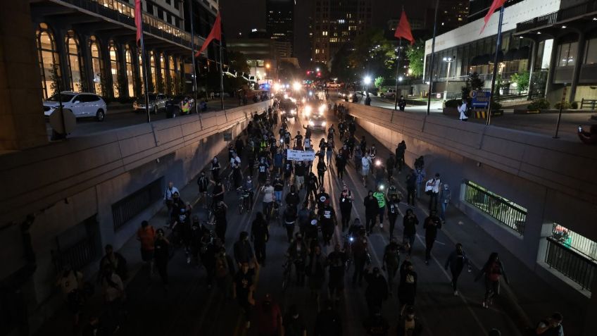 Policía pasa bicicleta sobre cabeza de manifestante en Seattle: VIDEO