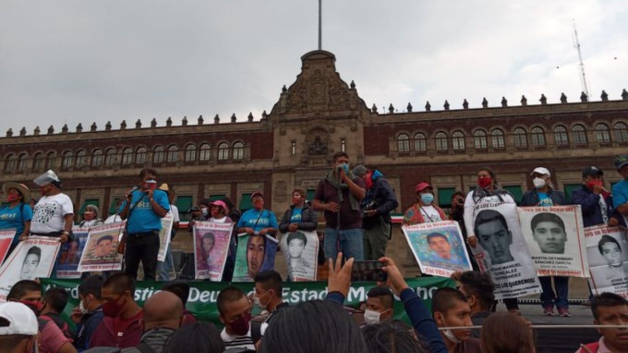 Marcha De Los 43 Normalistas De Ayotzinapa Llega Al Zócalo De Cdmx El