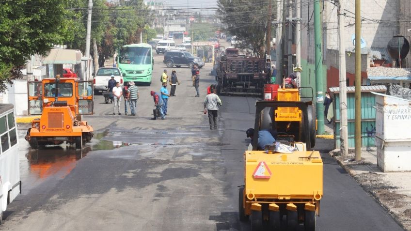 Repavimentan 19 avenidas de Ecatepec con máquina asfaltadora