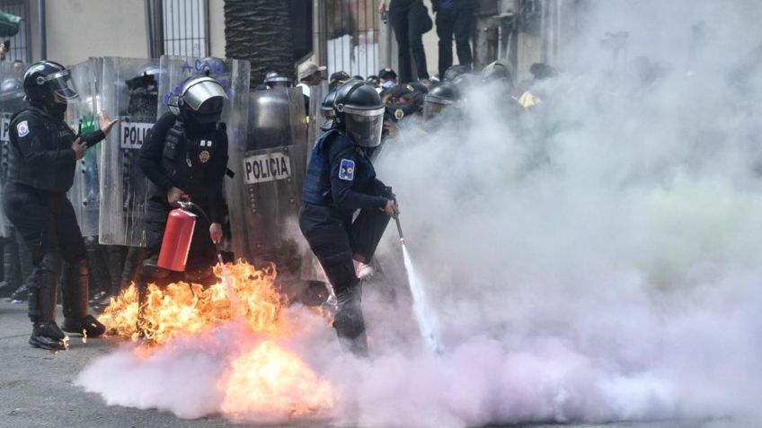 Marcha feminista en la CDMX deja 43 policías y 13 civiles lesionados