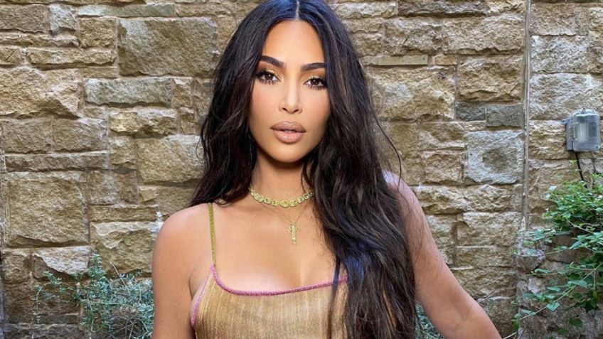 Extraña silueta se filtra en selfie de Kim Kardashian y deja horrorizados a sus seguidores