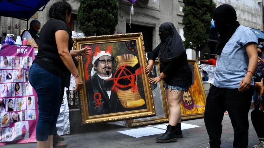 Cuadros de la CNDH intervenidos por manifestantes son subastados