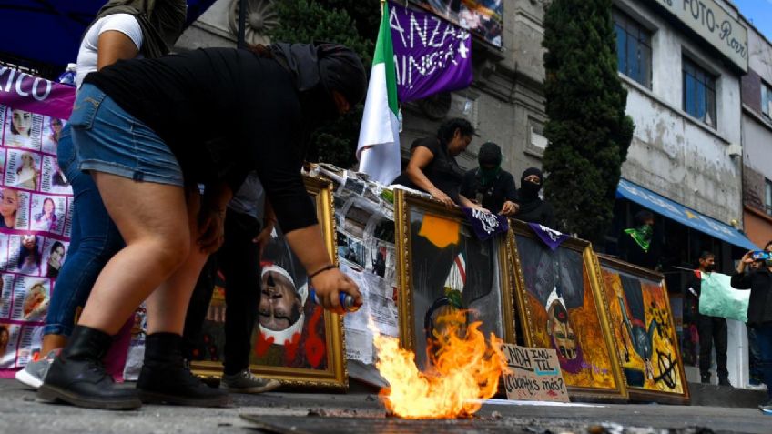 Cuadros de la CNDH intervenidos por manifestantes son subastados