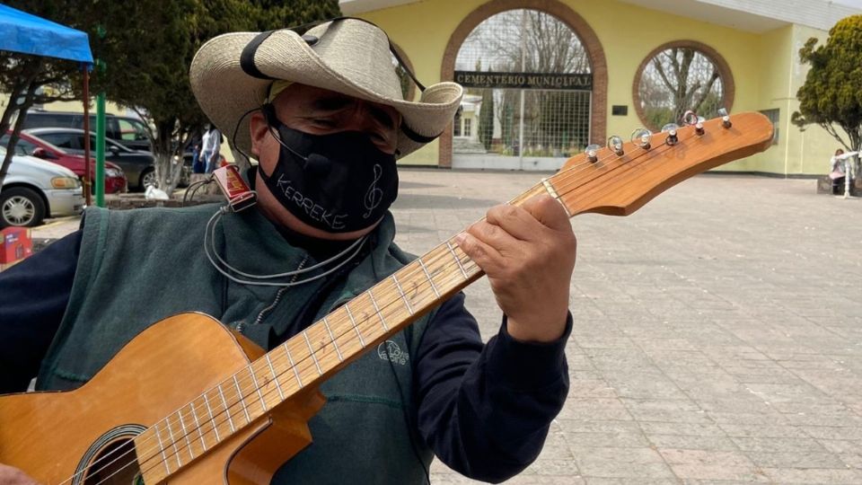 RECORRIDO ● Desde hace 10 meses, el cantante ha visitado varios cementerios. Foto: Gerardo García