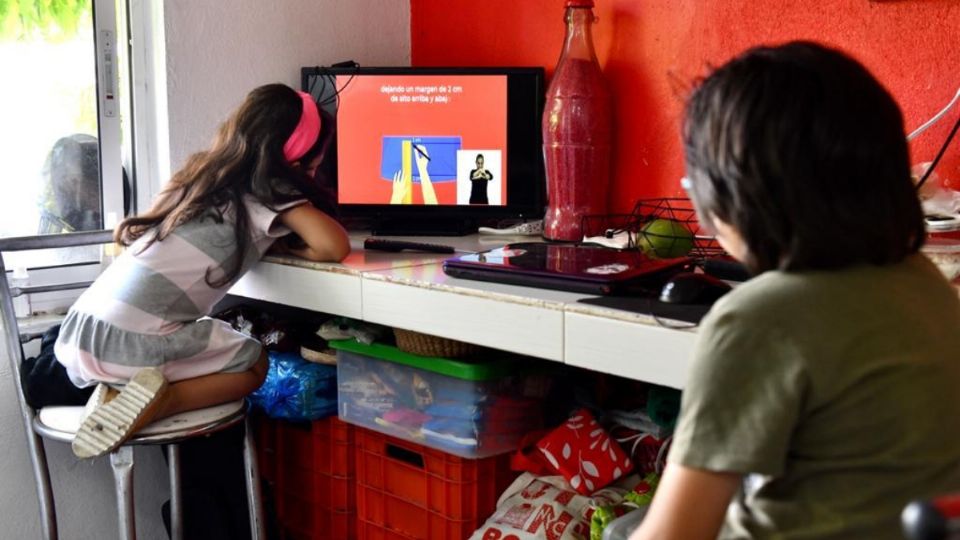 LISTA LA SEÑAL. Las clases a distancia inician transmisión a las 8:00 horas. Foto: Guillermo O' Gam