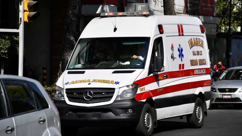 DOBLE LABOR. Ambulancias deambulan por la ciudad para dejar a un paciente. Foto: Guillermo O' Gam