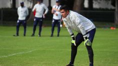 Raúl Gudiño levanta la mano para cobrar los penaltis de las Chivas