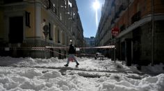 España: Frenados por nevada; autoridades siguen quitando la nieve de vía pública