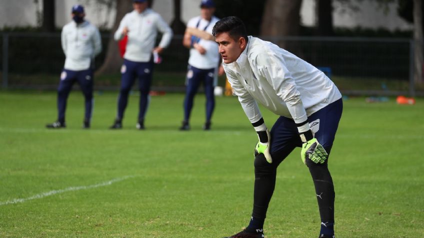 Raúl Gudiño levanta la mano para cobrar los penaltis de las Chivas