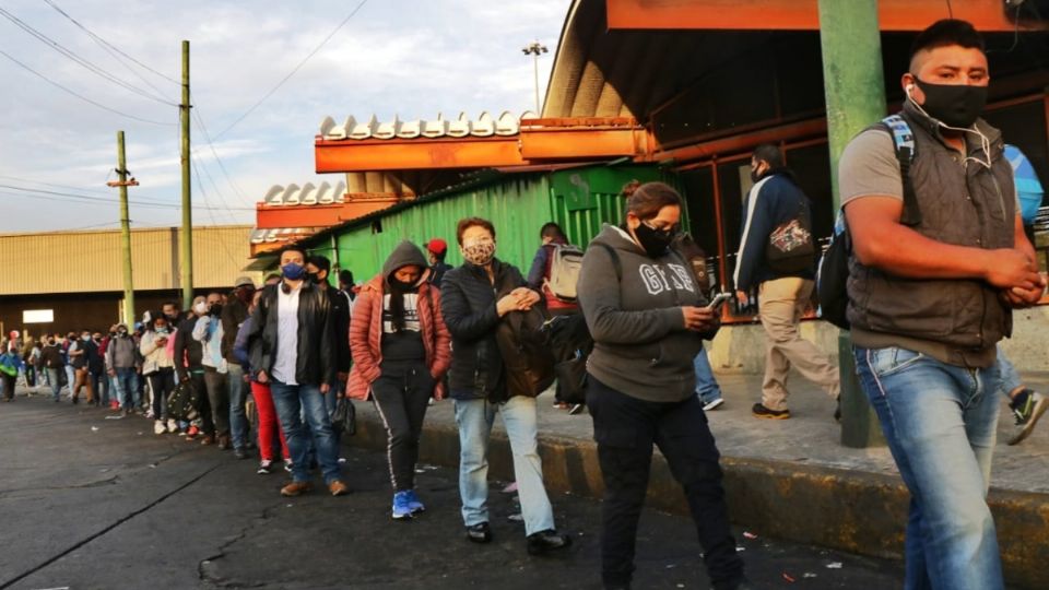 Enormes y grandes filas de personas se han registrado esta mañana en los diferentes paraderos de la ciudad ante la falta de servicio de 6 líneas del metro. FOTO: Yadin Xolalpa