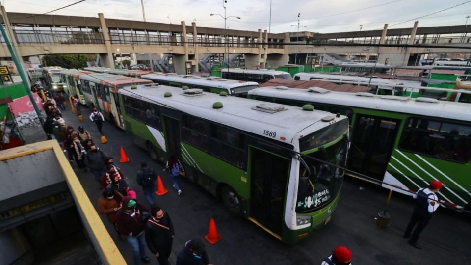 Así fueron las filas hoy en Pantitlán ante las suspensión del servicio del Metro. Foto: Yadin Xolalpa