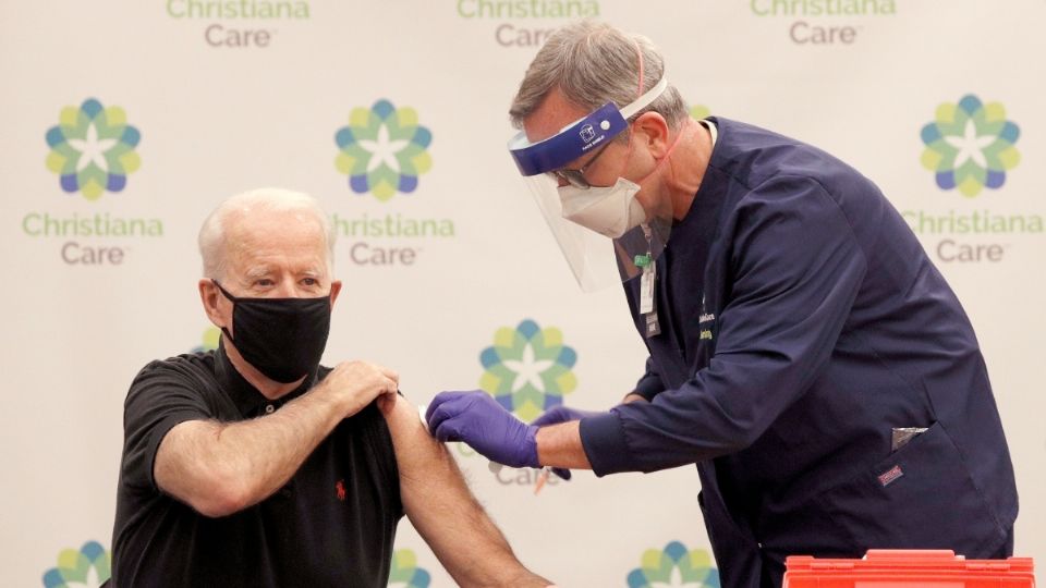 JUSTO A TIEMPO. Joe Biden recibió ayer la segunda dosis de la vacuna. Foto: REUTERS