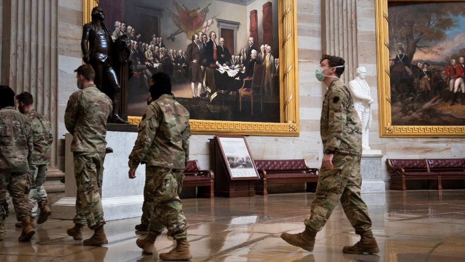 EN ALERTA. Miembros de la Guardia Nacional resguardan el Capitolio. Foto: AFP