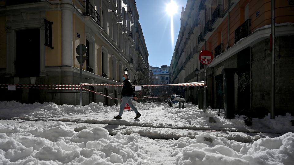 MADRID. Las calles lucían cubiertas de nieve y de ramas que se desprendieron por el temporal. Foto: AFP