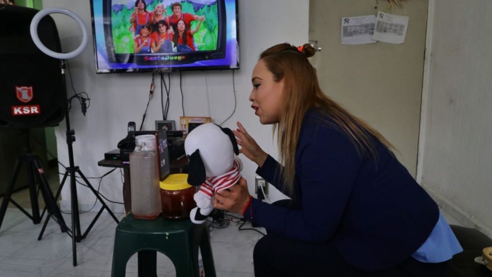 CREATIVA. Paola Velázquez da clases en preescolar y cuida a sus hijos. Foto: Yadín Xolalpa