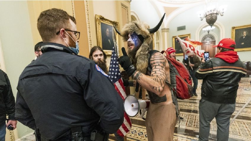 El vikingo de los disturbios en el Capitolio se reúsa a comer; ésta es la razón