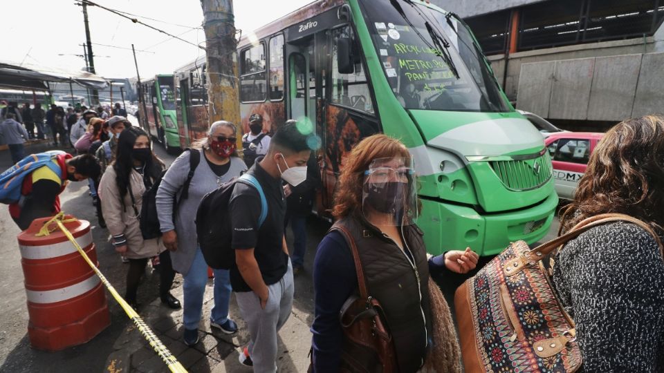 TODO POR LLEGAR. La espera de algunos usuarios para abordar los autobuses en los paraderos se prolongó por más de 30 minutos. Foto: Yadín Xolalpa