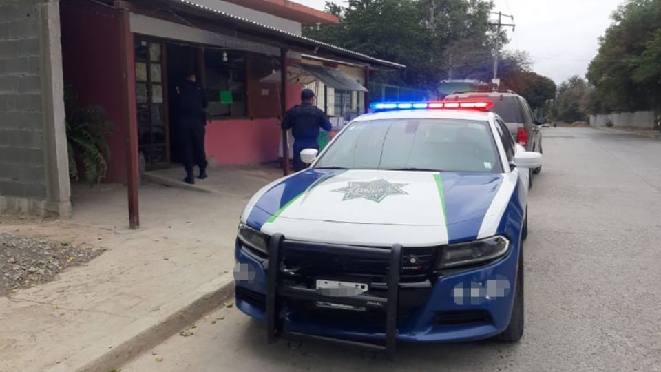 Elementos de la policía municipal llegaron para llevar a cabo la detención de los dos criminales. Foto: Especial