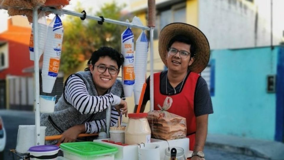 Armado solo con su celular pero con mucha creatividad, desde Tehuacán, Puebla, Hank graba videos cortos en los que parodia las actitudes de los llamados Whitexicans. FOTO: ESPECIAL