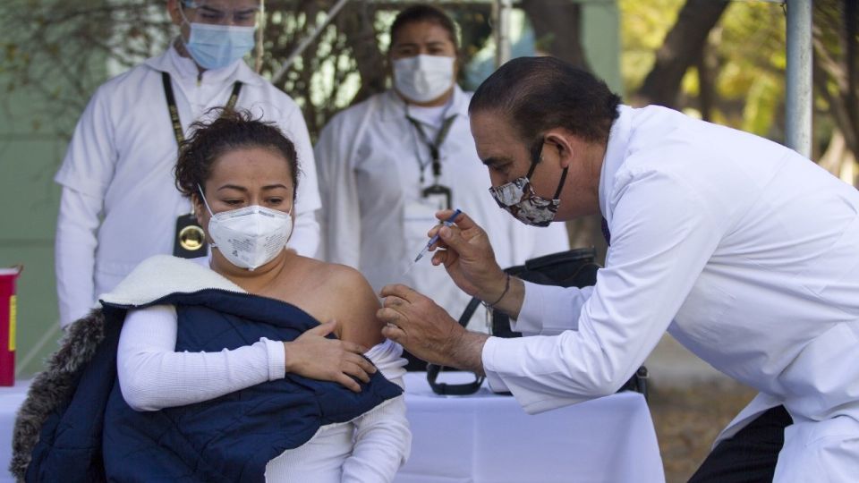 La UNAM recordó que en las próximas semanas empezará la inmunización a adultos mayores y otros grupos vulnerables. Foto: GABRIELA PÉREZ MONTIEL / CUARTOSCURO.COM