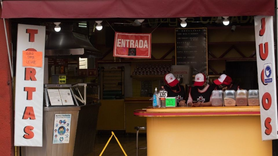 El sector restaurantero señaló que durante el semáforo roto estuvieron vendiendo sus productos para llevar, por lo que piden más soluciones al gobierno capitalino. Foto: Cuartoscuro