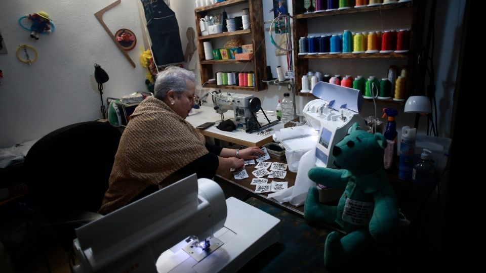 Eréndira hace estos osos para los familiares. Foto: AP