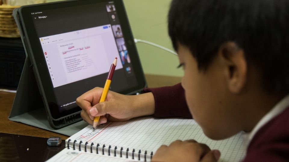 Niño realizando su tarea