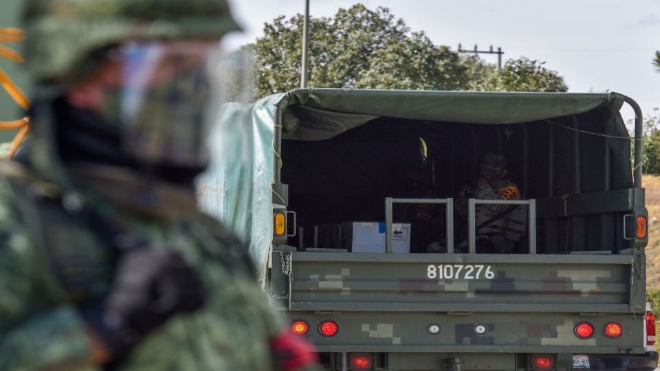 Fue casi a las tres de la tarde, cuando estas dosis salieron de este edificio a bordo de un convoy que decía “Plan DNIII”  Foto: Cuartoscuro