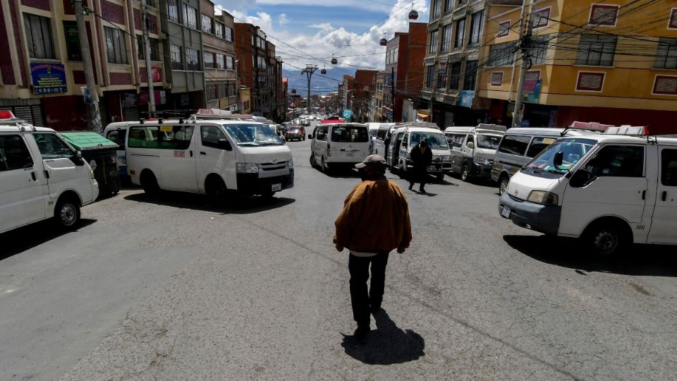 LA PAZ. Transportistas bloquearon avenidas durante la primera huelga por créditos. Foto: EFE