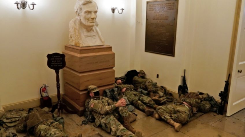 Miembros de la Guardia Nacional de Estados Unidos son captados durmiendo en el suelo del Capitolio: FOTOS