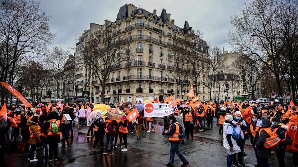 EN FRANCIA. Trabajadores de la salud protestaron para pedir mejores condiciones laborales. Foto: AFP