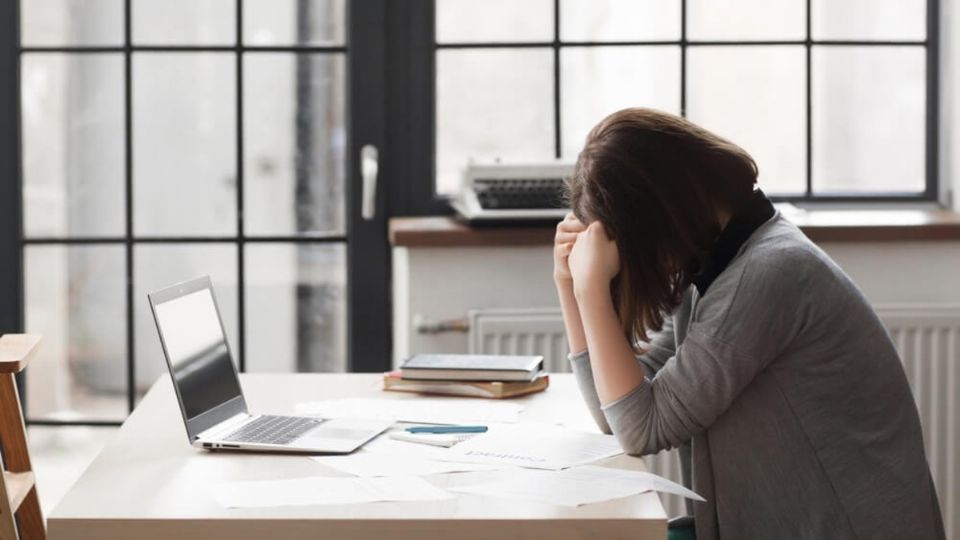 A algunas personas les cuesta trabaja concentrarse durante el home office, lo que podría estar asociado a una mala alimentación. Foto: Especial