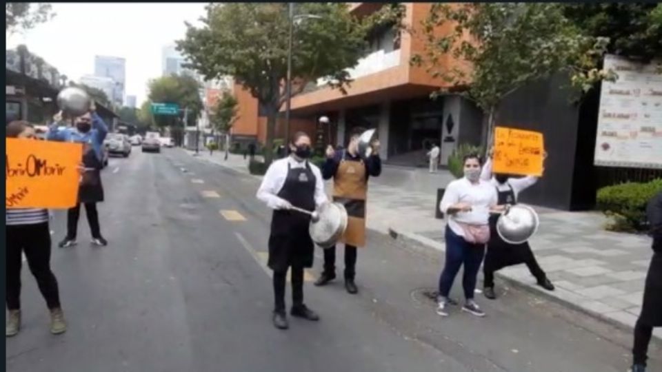 Integrantes del sector restaurantero se mantienen con el 'cacerolazo'. Foto: Tomada del video