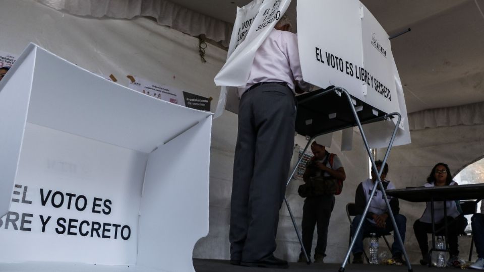 El Club Harvard de México realiza campaña para fomentar el voto. Foto: Cuartoscuro