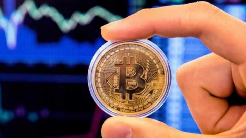 ¿Cómo invertir de manera segura en Bitcoin y en otras criptomonedas? Foto: AFP